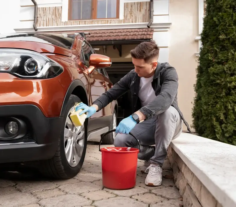 Lavage auto à domicile Évriguet : professionnel intervenant sur un véhicule